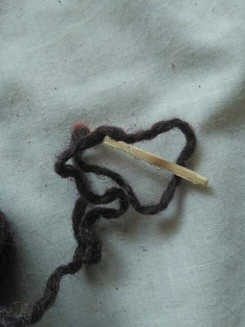 38 gr ciemna czekolada z nutą fioletu wełna włóczka