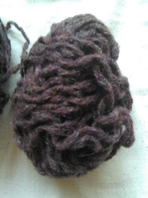 38 gr ciemna czekolada z nutą fioletu wełna włóczka