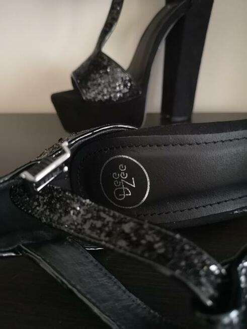 Sprzedam sandałki na platformie firmy deezee