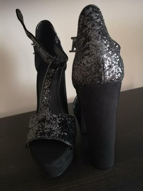 Sprzedam sandałki na platformie firmy deezee