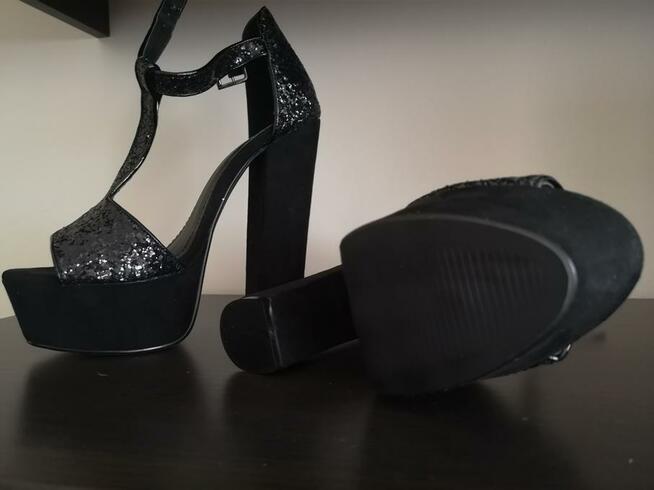 Sprzedam sandałki na platformie firmy deezee