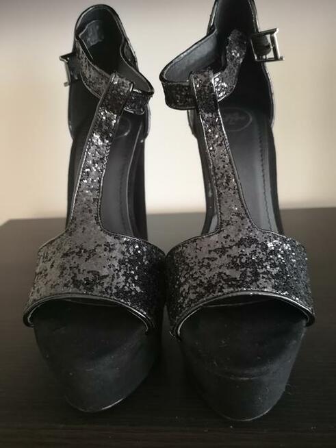 Sprzedam sandałki na platformie firmy deezee