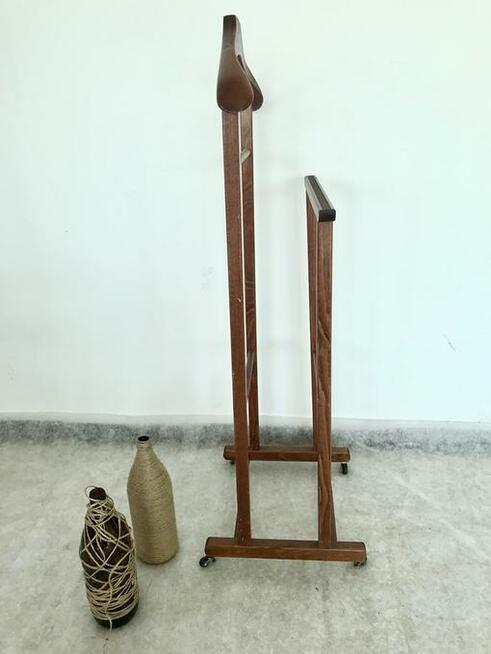 Drewniany kamerdyner / wieszak