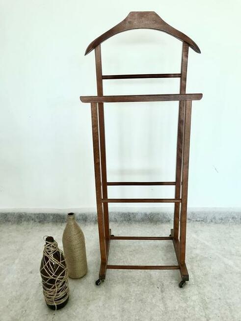 Drewniany kamerdyner / wieszak