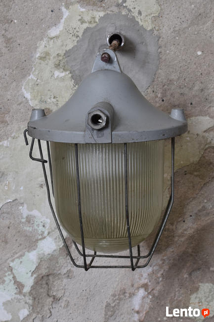 Lampa fabryczna.