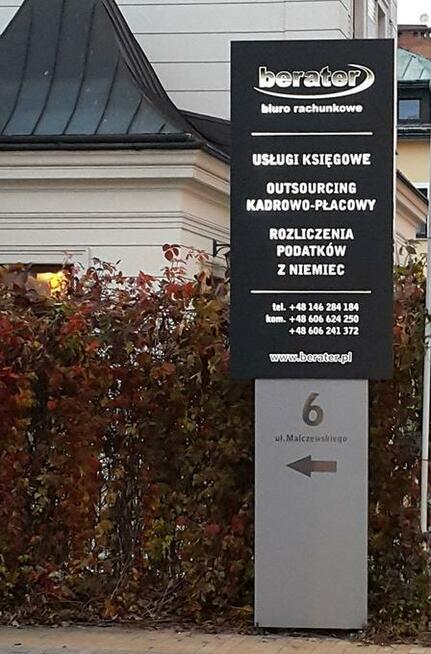 Konstrukcje reklamowe - Pylony - Tablice