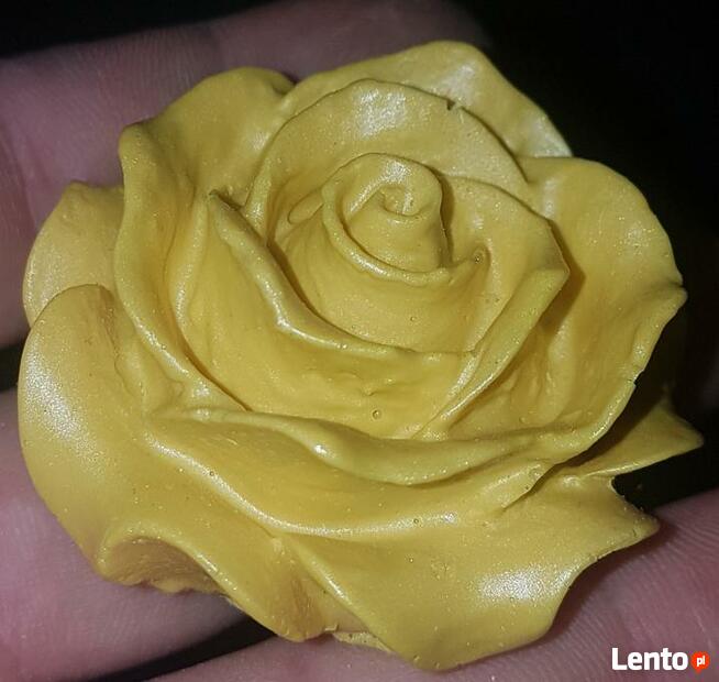 Kwiaty dekoracyjne z żywicy