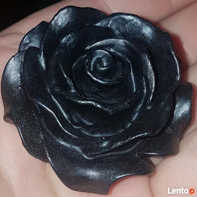 Kwiaty dekoracyjne z żywicy