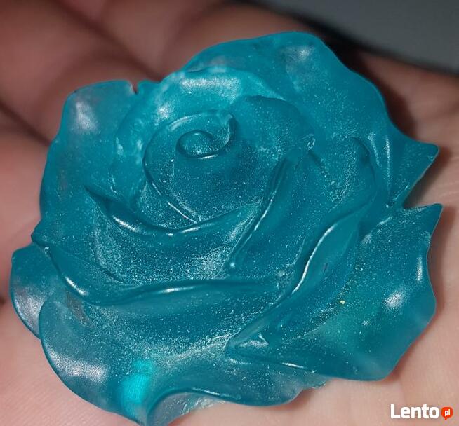 Kwiaty dekoracyjne z żywicy