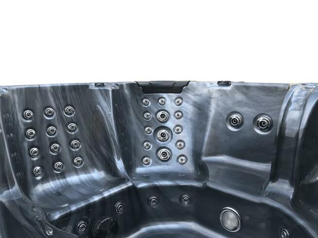 Nowa luksusowa wanna ogrodowa z hydromasażem, jacuzzi SPA