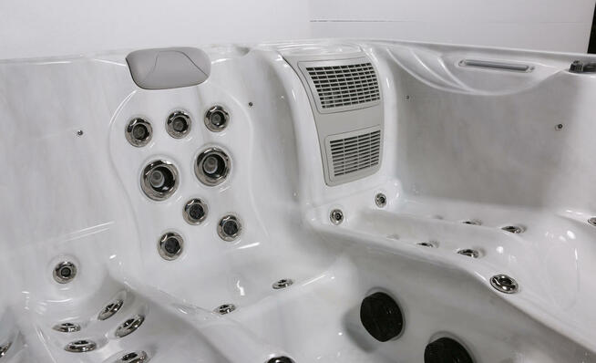 Nowa luksusowa wanna ogrodowa z hydromasażem, jacuzzi SPA