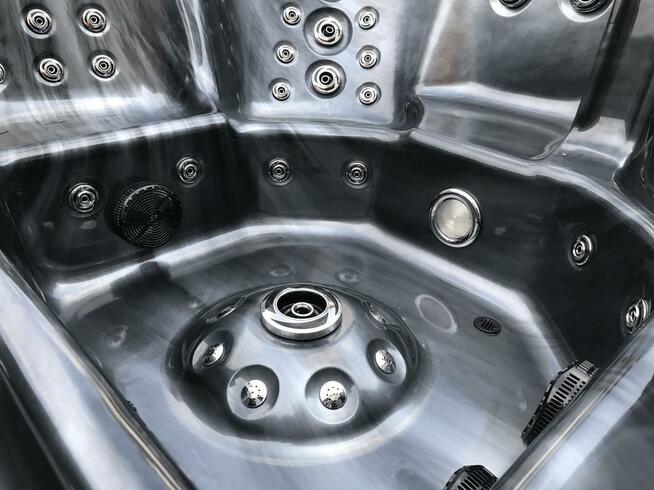 Nowa luksusowa wanna ogrodowa z hydromasażem, jacuzzi SPA