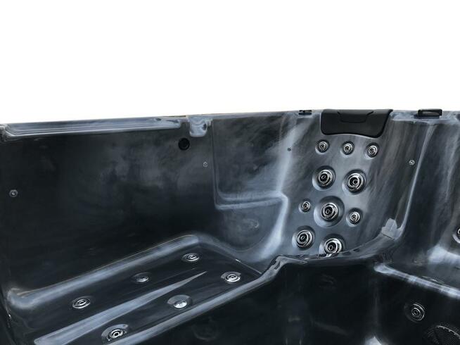 Nowa luksusowa wanna ogrodowa z hydromasażem, jacuzzi SPA