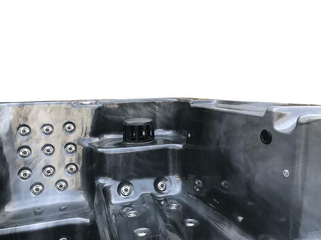 Nowa luksusowa wanna ogrodowa z hydromasażem, jacuzzi SPA