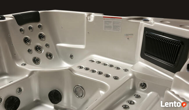 Nowa luksusowa wanna ogrodowa z hydromasażem, jacuzzi SPA