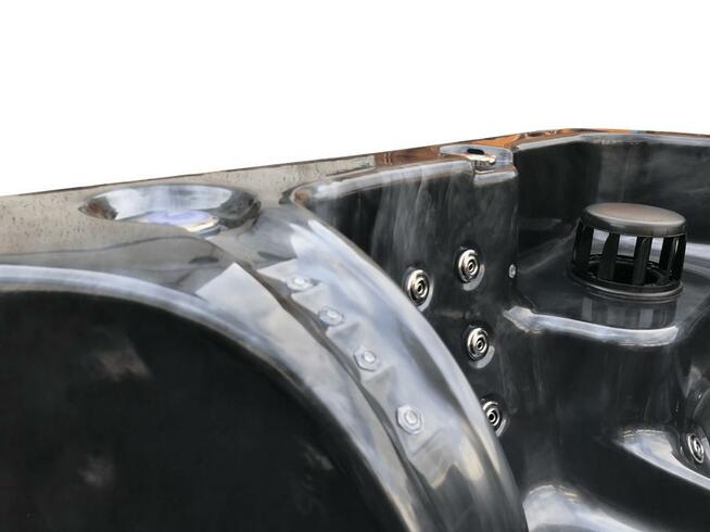 Nowa luksusowa wanna ogrodowa z hydromasażem, jacuzzi SPA