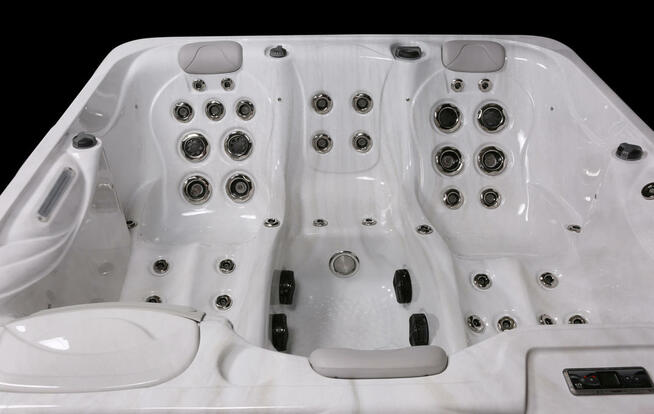 Nowa luksusowa wanna ogrodowa z hydromasażem, jacuzzi SPA