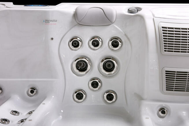 Nowa luksusowa wanna ogrodowa z hydromasażem, jacuzzi SPA