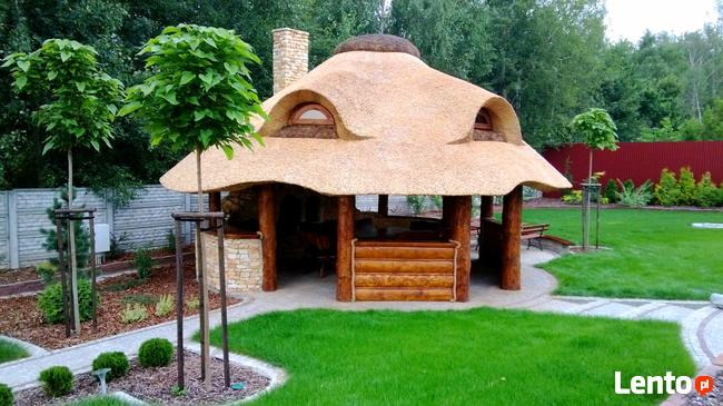 Altany kryte trzciną strzechą dachy