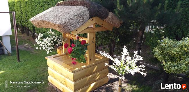 Altany kryte trzciną strzechą dachy