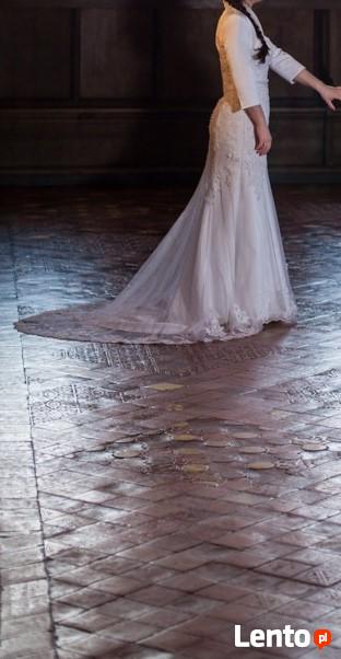 Biała suknia ślubna z podpinanym trenem