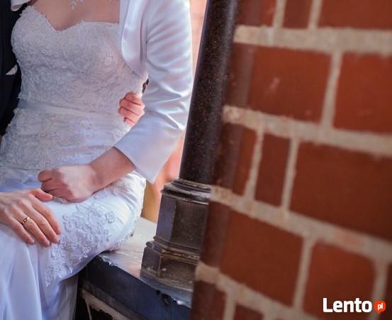 Biała suknia ślubna z podpinanym trenem