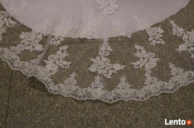 Biała suknia ślubna z podpinanym trenem