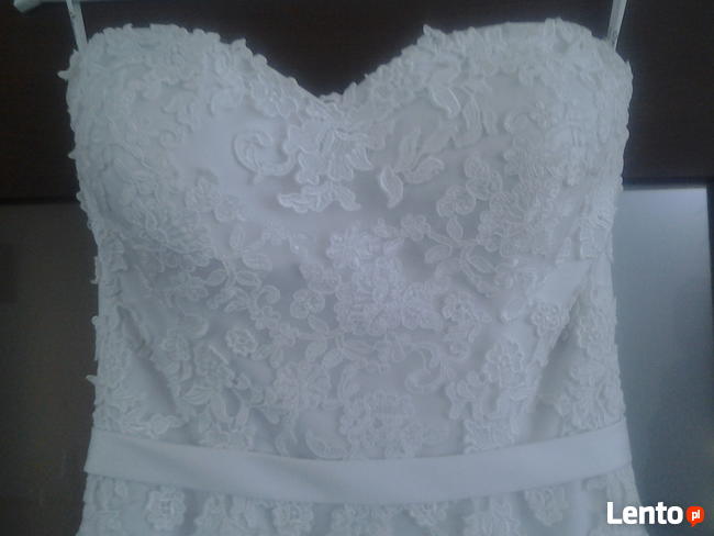 Biała suknia ślubna z podpinanym trenem