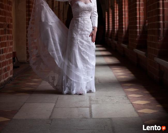 Biała suknia ślubna z podpinanym trenem