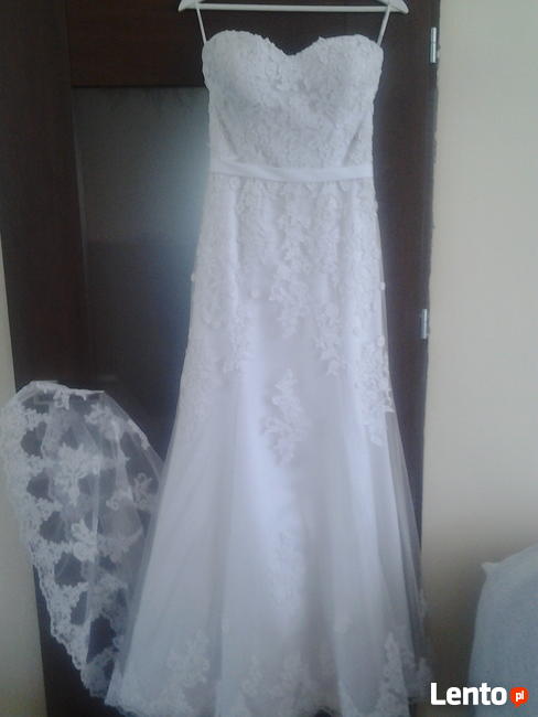 Biała suknia ślubna z podpinanym trenem