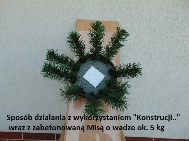 Stroik nagrobny-mechanizm zabezpieczający stroiki