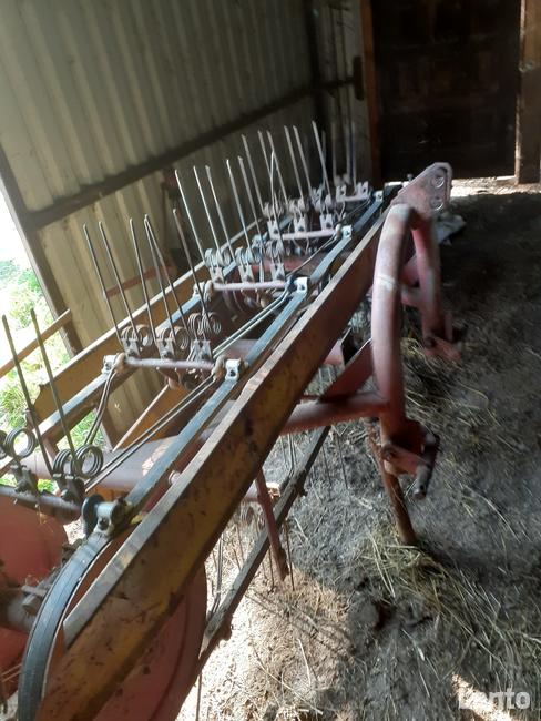 Przewracarkao-grabiarkę taśmówka