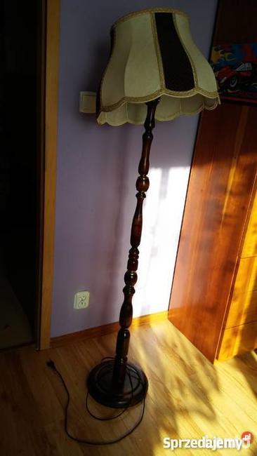 lampa z drewna podłogowa stojąca