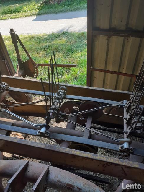 Przewracarkao-grabiarkę taśmówka