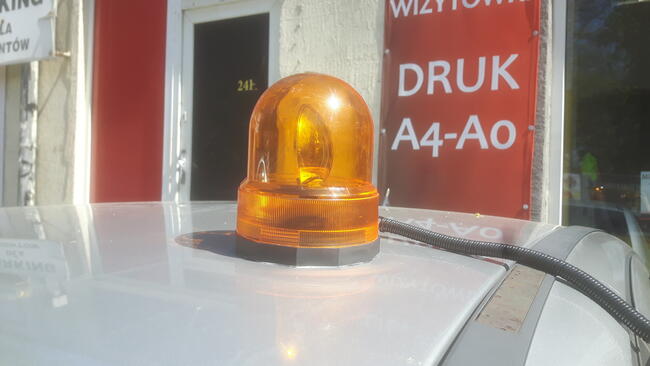 KOGUT taxi szpakówka gapa na magnesie biały i żółty LED Krak