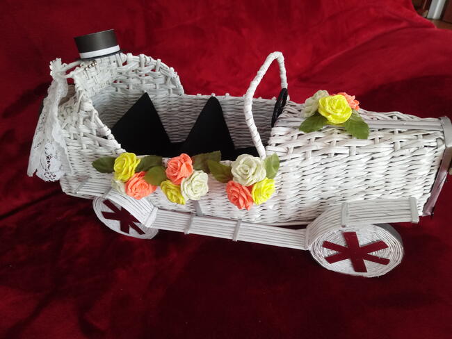 samochód z papierowej wikliny