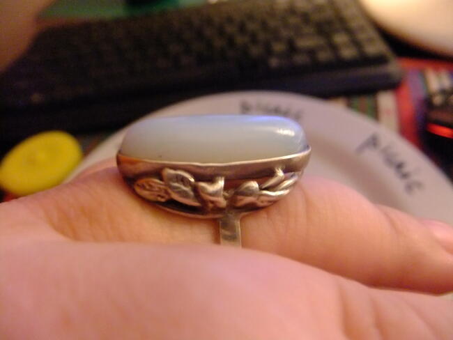stary pierścionek z białym agatem - srebro