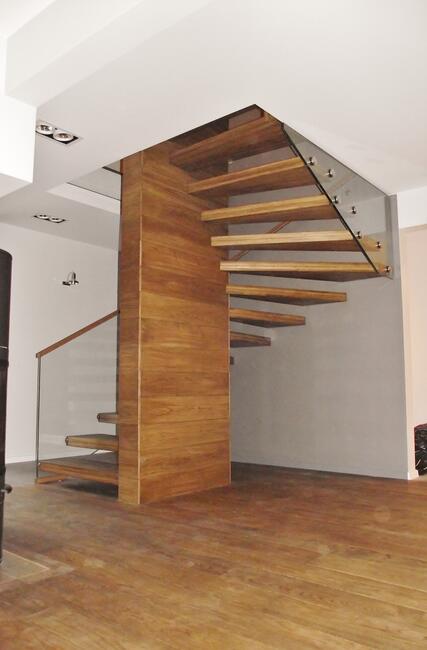 Schody pólkowe, wspornik, dywanowe, schody nowoczesne.