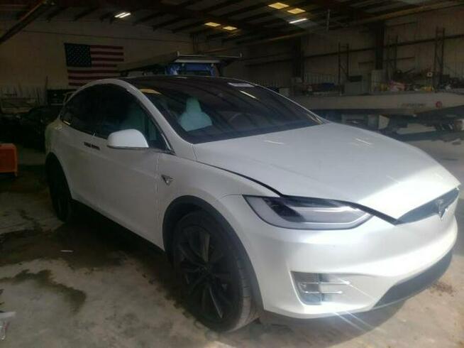 Tesla Model X 2019, po gradobiciu