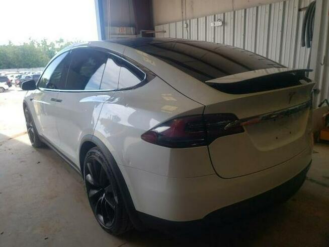 Tesla Model X 2019, po gradobiciu