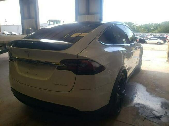 Tesla Model X 2019, po gradobiciu