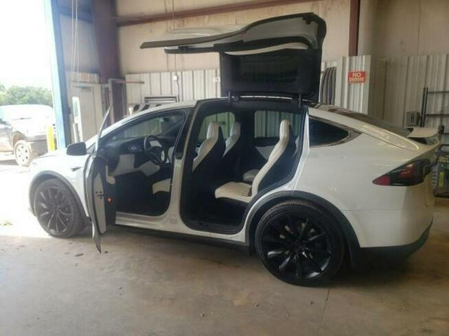 Tesla Model X 2019, po gradobiciu