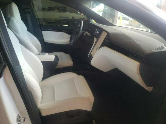 Tesla Model X 2019, po gradobiciu