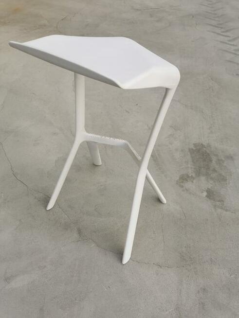 Meble eventowe: białe krzesła hokery, stoły koktajlowe wynaj