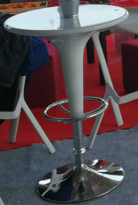 Meble eventowe: białe krzesła hokery, stoły koktajlowe wynaj