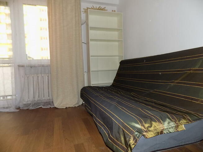 Ul. Batorego, tuż przy SGH i stacji metra Pole Mokotowskie