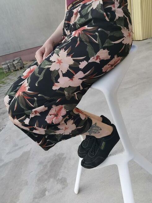 Meble eventowe: białe krzesła hokery, stoły koktajlowe wynaj