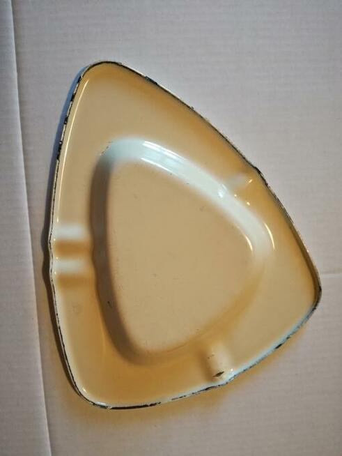 Popielniczka emaliowana - okres PRL -u.