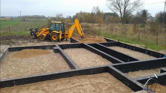 zasypywanie fundamentów, piach, piasek, koparka, wywrotka