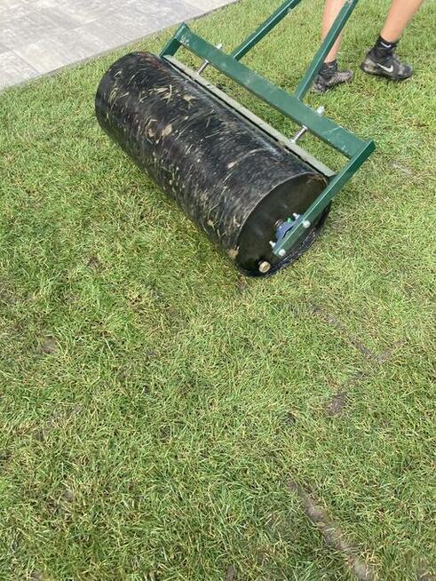 Trawnik, trawa z rolki, nawadnianie, prace ziemne